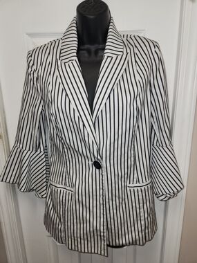 🍉Striped Black & White ruffle-sleeve Blazer